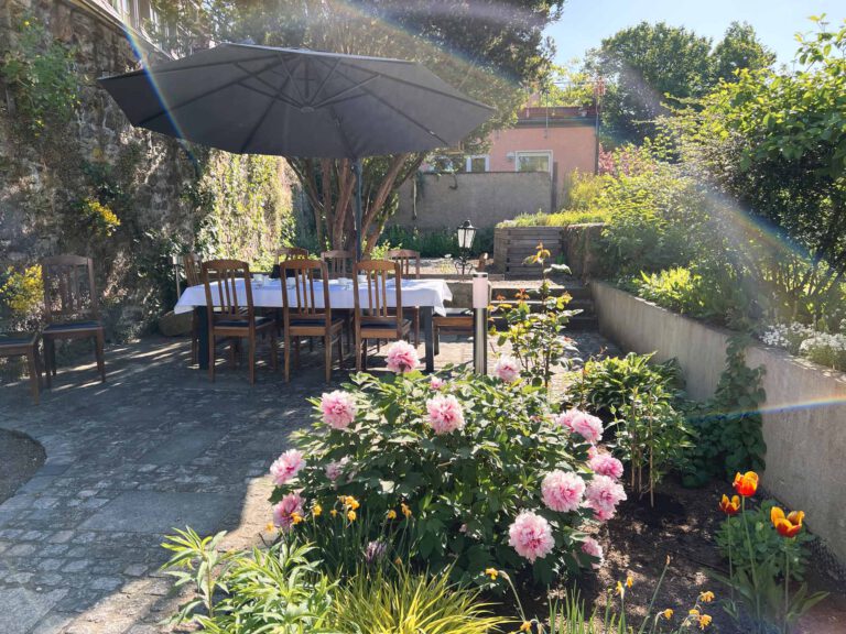 Villa Events Gartenansicht mit Blumenschmuck und Sitzgelegenheiten