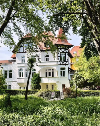 Ansicht der Villa Events Weiden vom Stadtpark aus – historische Jugendstilvilla als Eventlocation.