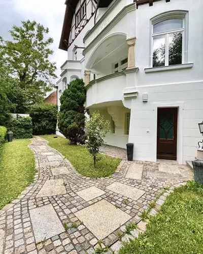 Unterer Garten der Villa Events in Weiden – stilvolle Outdoor-Eventlocation für Feiern und Hochzeiten.