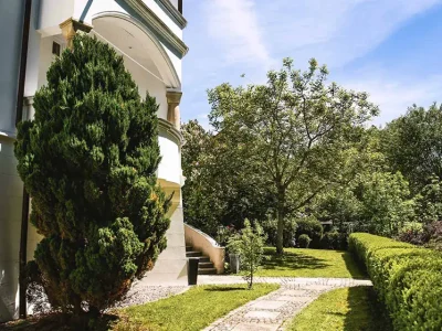 Unterer Garten der Villa Events in Weiden – stilvolle Outdoor-Eventlocation für Feiern und Hochzeiten.